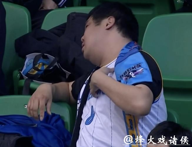 高诗岩把球迷气乐了！输2分扔三分，输3分给内线，这波操作该想明白点！